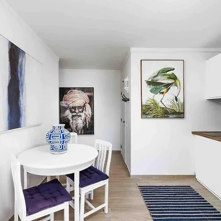 Апартаменти Stylish With View Портіман
